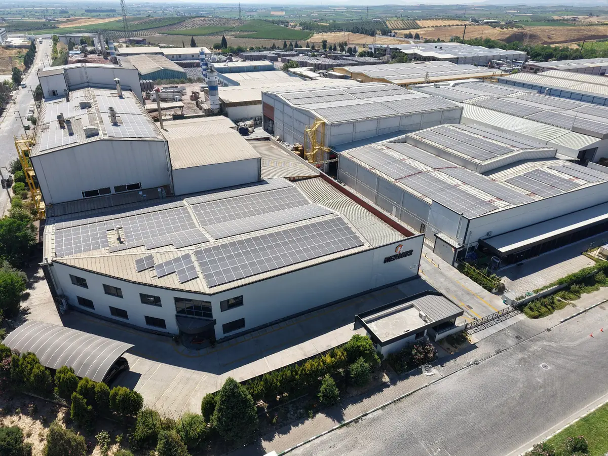 Hermos Pet Food tesisi çatısındaki güneş enerji santrali, havadan görünüm
